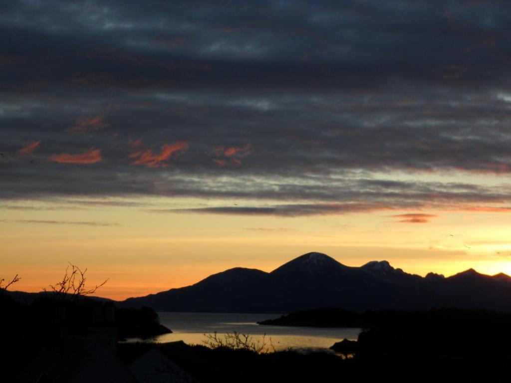 Creag Dubh Bed & Breakfast カイル・オブ・ロカルシュ エクステリア 写真